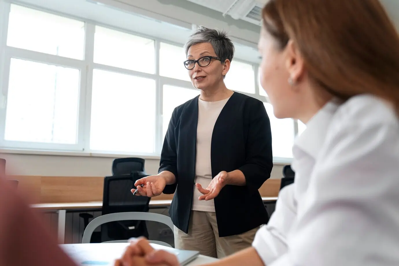 Деловые люди среднего возраста испаноязычного происхождения